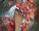 Foto langkah ke 2 dari resep Korean Strawberry Milk.