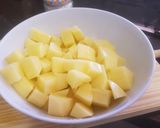 Foto del paso 1 de la receta: Salmón escalfado con patatas asadas y ensalada de col