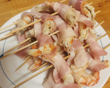 Foto del paso 2 de la receta: Brocheta de langostinos con bacon🦐
