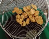 Foto langkah ke 3 dari resep Kakap Goreng Tepung Saos Asam Manis.