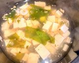 Foto langkah ke 3 dari resep Japanese Clear Soup Tofu with Wakame.