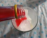 Foto langkah ke 4 dari resep Es Susu Soda Gembira.