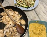 Foto del passaggio 6 della ricetta Insalata di pollo e zucchine in salsa tonnata antica