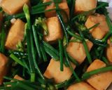 รูปขั้นตอนการทำที่ 2 ของ "ผัดดอกกุยช่ายเต้าหู้ปลา"Stir Fried Garlic Chives with Fish Tofu