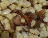 Foto del paso 2 de la receta: Patatas con níscalos y espinazo de cerdo