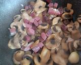 Foto del passaggio 4 della ricetta Risotto con funghi e speck 😋
