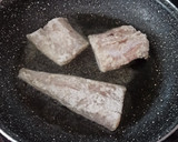 Foto del paso 2 de la receta: Merluza a la sidra con almejas y patatas