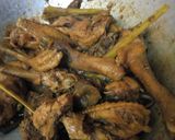 Foto langkah ke 4 dari resep Ungkep Ayam Kampung Kayu Manis.