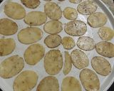 A picture of step 5 of Non fried potato chips.