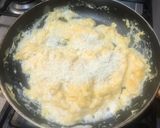 Foto del paso 2 de la receta: Huevos revueltos con crema y queso