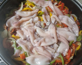 Foto del paso 3 de la receta: Chipirones rehogados con langostinos y pimientos