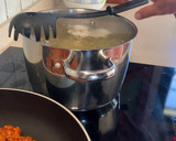 Foto del paso 5 de la receta: Espaguetis con butifarra, salsa de tomate, chocolate y vermut