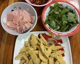 รูปขั้นตอนการทำที่ 2 ของ ผัดหน่อไม้ใบโหระพาใส่ไก่