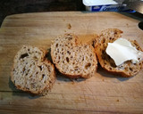 Foto del paso 3 de la receta: Pan integral con semillas con queso y pimientos caramelizados