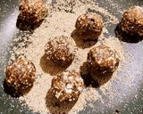 डिंक खजुर सुकामेवा लाडू (dink khajur sukhamewa laddu recipe in marathi) रेसिपी स्टेप 5 फोटो 