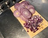 Une image de l'étape 3 de Salade de tomates roses aux oignons rouges et mozzarella di buffala.