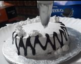 A picture of step 7 of Oreo chocolate cake.