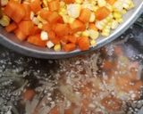 Foto langkah ke 4 dari resep Sup Jagung Wortel Ayam.