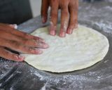 Foto langkah ke 2 dari resep Italian Crispy Pizza.