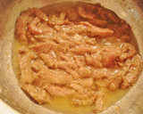 Foto del paso 7 de la receta: Chop suey de ternera y langostinos con noodles de arroz