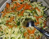 Une image de l'étape 1 de Salade de carottes et de courgettes au surimi et fromage frais.