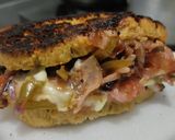 Foto del paso 9 de la receta: Sándwich🥙de carne🥩bbq🍯, cebolla🧅, pimiento🫑y queso🧀