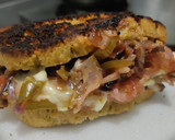 Foto del paso 9 de la receta: Sándwich🥙de carne🥩bbq🍯, cebolla🧅, pimiento🫑y queso🧀