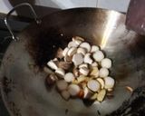 Foto langkah ke 2 dari resep Tumis daun ginseng king oyster.