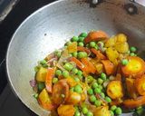 मिक्स वेज सब्जीmix veg sabzi recipe in hindi) रेसिपी चरण 2 फोटो