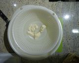 A picture of step 1 of 6 months baby food: Cauliflower Purée.