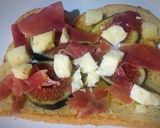 Foto del paso 6 de la receta Tostadas con higos, jamón serrano y queso de cabra