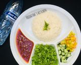 White rice with stew and saladmatakin girki8 hoto