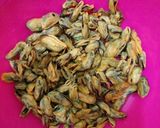 Foto langkah ke 1 dari resep Kerang Ijo Saus Pedas Manis.
