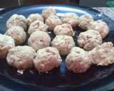 A picture of step 2 of Meat ball in sauce.