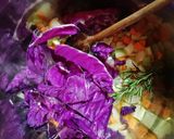 Foto del passaggio 2 della ricetta Zuppa di cavolo viola e fagioli borlotti