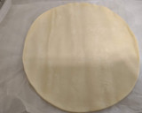 Foto del paso 2 de la receta: Pizza de pasta brisa con chorizo ibérico y queso viejo