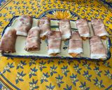 Une image de l'étape 9 de Roulés apéros au melon, jambon cru et roquefort.