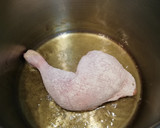 Foto del paso 2 de la receta: Muslos de pollo exprés con patatas al microondas