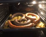 Burgonya ágyon sült hurka-kolbasz, párolt lilakáposztával recept fázis 1 fotója