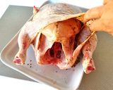 Foto del paso 3 de la receta: Pollo asado en freidora de aire {con condimento "Montreal Steak"}