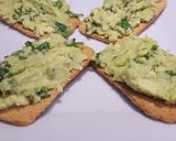 Foto del paso 2 de la receta Tostas con falso guacamole y salmón ahumado