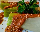 Foto del paso 5 de la receta: PUERROS Bañados en Salsa Romesco y Semillas de Sésamo...!