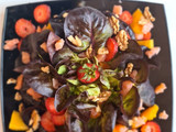 Lechuga viva con frutas de temporada