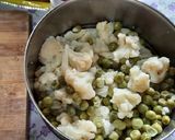 A picture of step 2 of Cauliflower n green peas kolhapuri masala gravy.