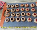 Foto langkah ke 3 dari resep Resep Kue Kering Thumbprint Cookies dengan Selai Strawberry dan Selai Blueberry.