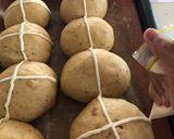 A picture of step 3 of Hot Cross Buns.