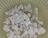 Foto langkah ke 1 dari resep Capcay Ayam & Sosis.