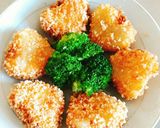 Hình bước làm 4 của món Cơm nắm kẹp tôm chiên xù