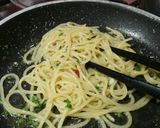 Foto del passaggio 4 della ricetta Aglio olio e peperoncino