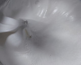 Foto langkah ke 1 dari resep Mini Pavlova Chocovanila Cream.
